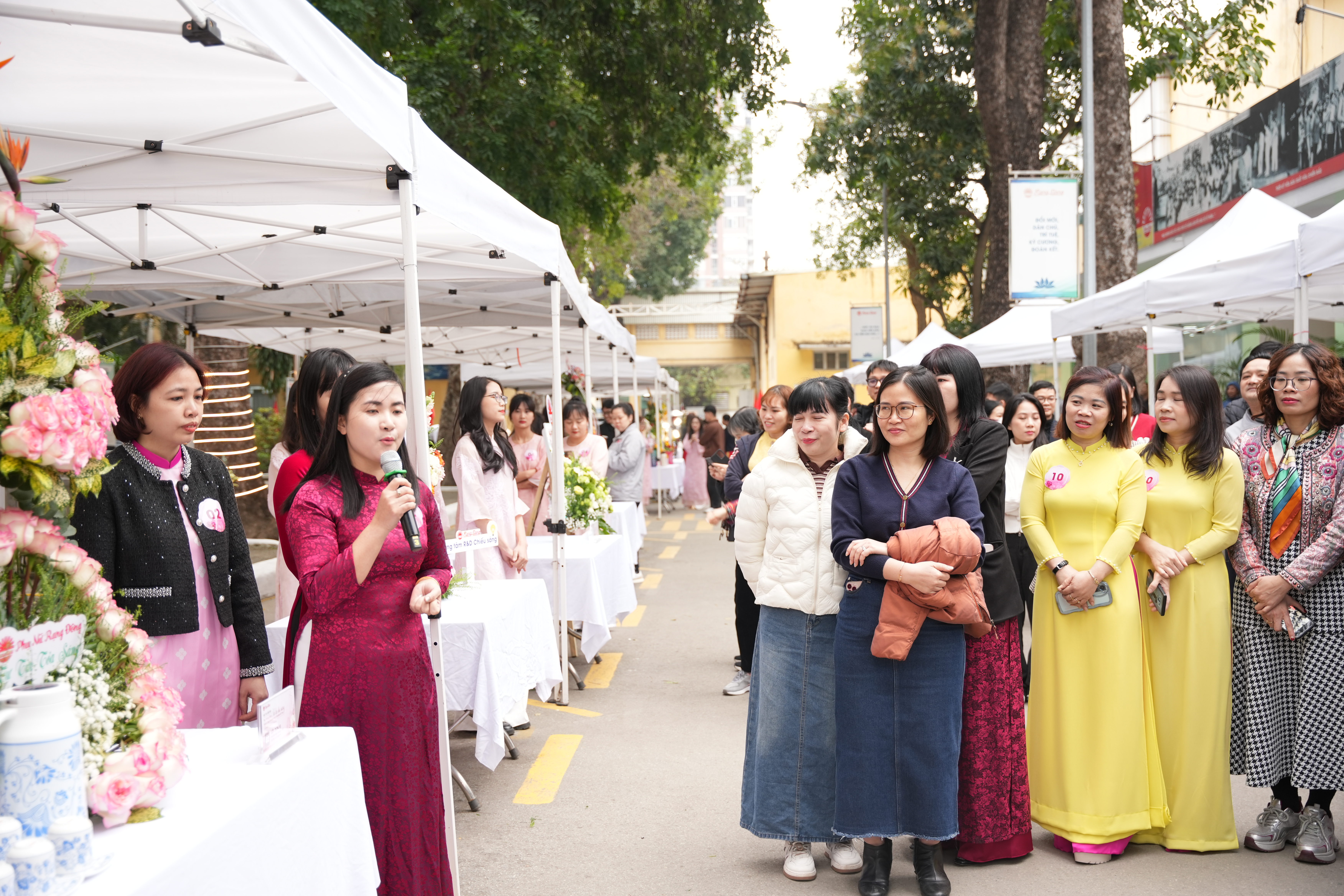 Các đội thi thuyết trình ý nghĩa tác phẩm trước Ban giám khảo và các khán giả